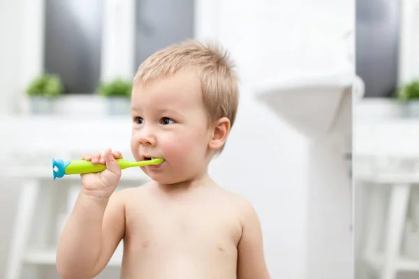 Criança Adorável Aprendendo Escovar Dentes Banheiro — Fotografia de Stock