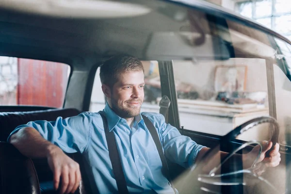 Schöner Mann Sitzt Seinem Alten Oldtimer — Stockfoto