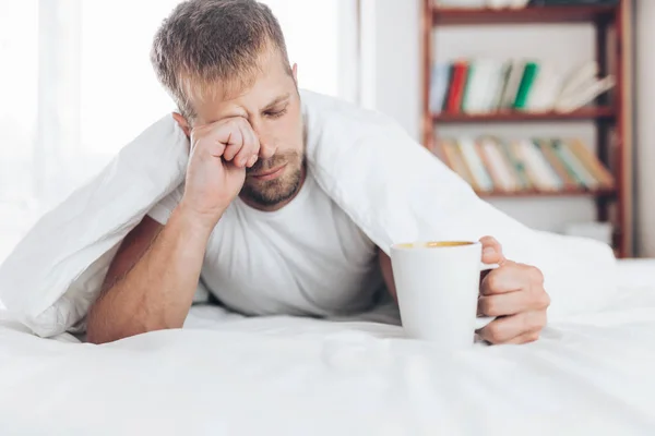 Uomo Che Cerca Svegliarsi Mattina Dopo Sera Fuori — Foto Stock