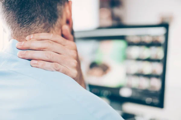 Büroangestellte Mit Nacken Und Rückenschmerzen Wenn Sie Den Ganzen Tag — Stockfoto