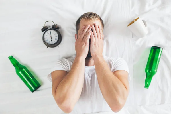 Jeune Homme Beau Lit Matin Après Nuit Boire — Photo