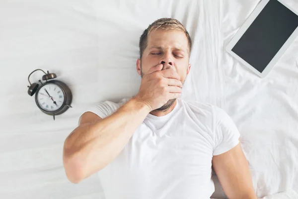 Hombre Cansado Durmiendo Cama Después Usar Tableta Digital —  Fotos de Stock