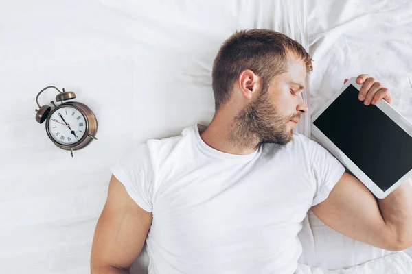 Tired Man Sleeping Bed Using His Digital Tablet — Stock Photo, Image