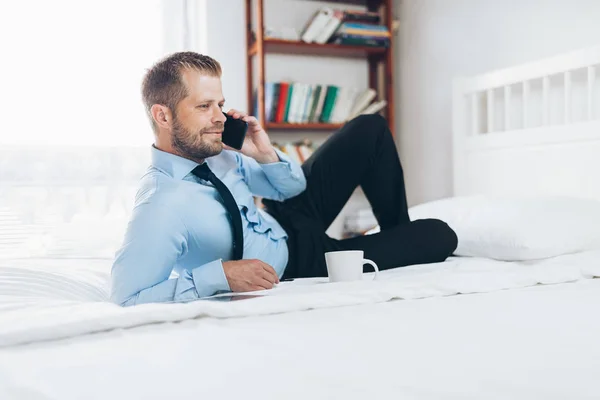 Jovem Empresário Trabalhando Quarto Hotel Com Seu Telefone Celular — Fotografia de Stock