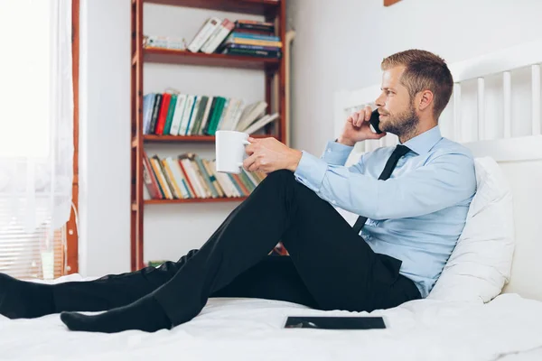 Jovem Empresário Trabalhando Quarto Hotel Com Seu Telefone Celular — Fotografia de Stock