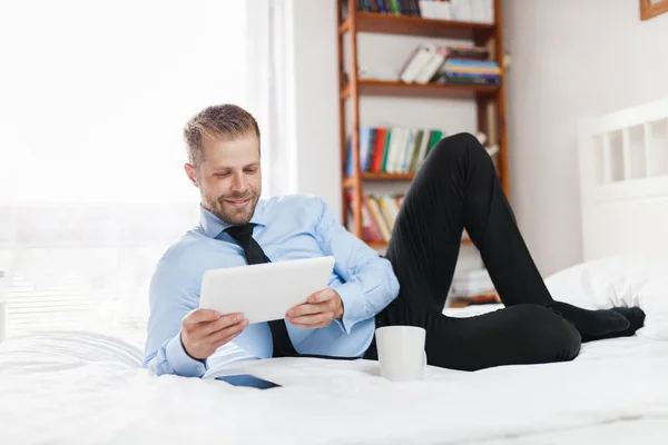 Joven Hombre Negocios Cama Trabajando Con Una Tableta Habitación Hotel —  Fotos de Stock