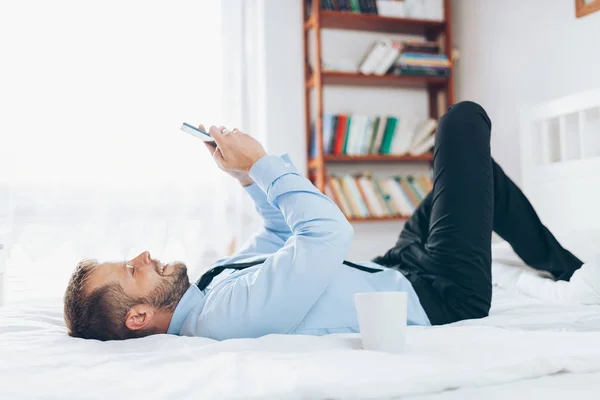 Joven Hombre Negocios Cama Trabajando Con Una Tableta Habitación Hotel —  Fotos de Stock