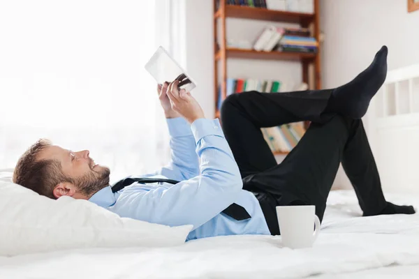 Joven Hombre Negocios Cama Trabajando Con Una Tableta Habitación Hotel — Foto de Stock