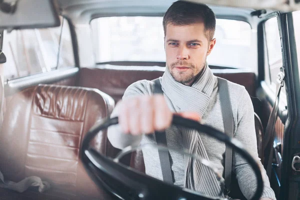 Bonito Homem Sentado Dentro Seu Velho Carro Vintage — Fotografia de Stock