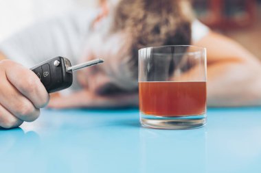 Barda sarhoş adam eve geri götürmek niyetinde