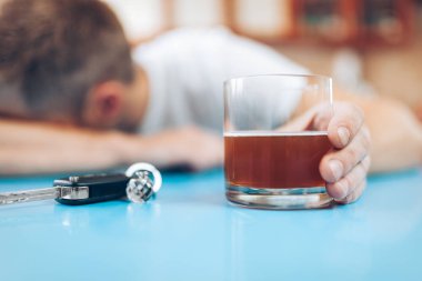 Barda sarhoş adam eve geri götürmek niyetinde