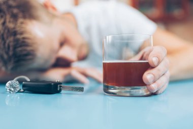 Barda sarhoş adam eve geri götürmek niyetinde