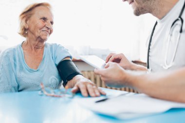 Pratisyen hekiminin muayenesinde kıdemli bir kadın.