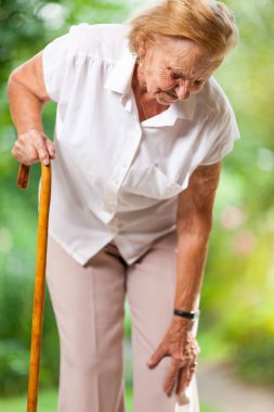 80'lerin bir baston ile yaşlı kadın