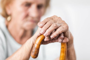 80'lerin bir baston ile yaşlı kadın