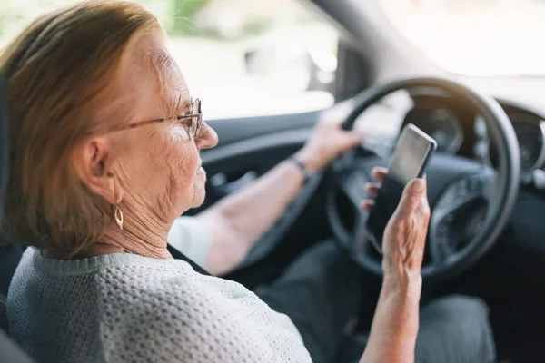 Mulher Idosa Atrás Volante Carro Usando Seu Telefone — Fotografia de Stock