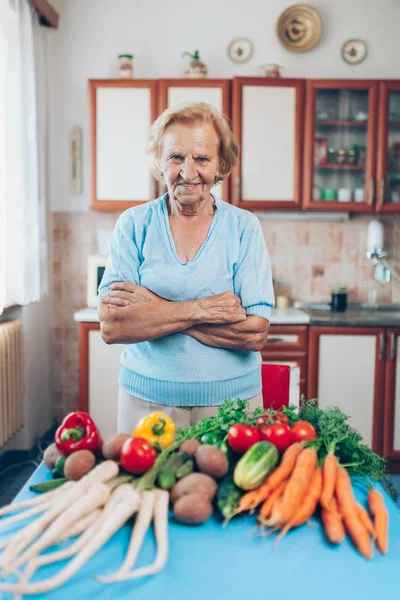 Wanita Senior Yang Bahagia Rumah Dengan Tanaman Segar Dari Kebunnya — Stok Foto