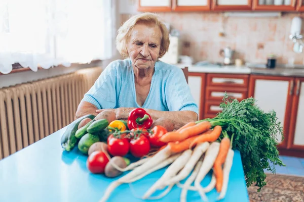 Wanita Senior Yang Bahagia Rumah Dengan Tanaman Segar Dari Kebunnya — Stok Foto