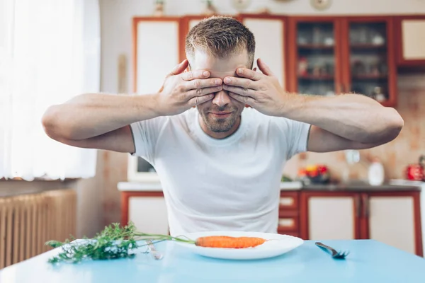 Jeune Homme Maison Sur Une Alimentation Saine — Photo