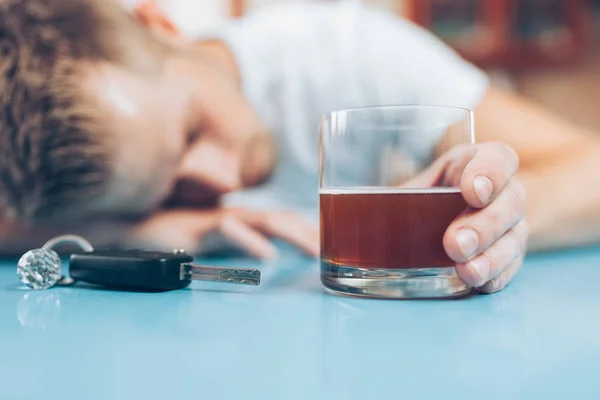 Dronken Man Aan Bar Wil Rijden Terug Naar Huis — Stockfoto