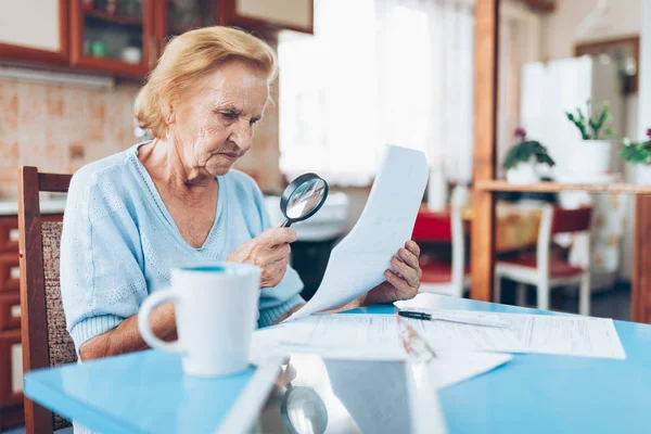 Ηλικιωμένη Γυναίκα Κοιτάζοντας Την Λογαριασμοί Υπηρεσιών Κοινής Ωφέλειας Και Γραφειοκρατία — Φωτογραφία Αρχείου