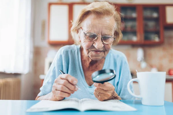 Seniorin Die Löst Gerne Ein Kreuzworträtsel — Stockfoto