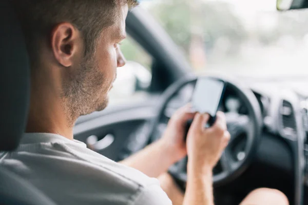 Conductor Descuidado Usando Teléfono Móvil Mientras Conduce Coche — Foto de Stock