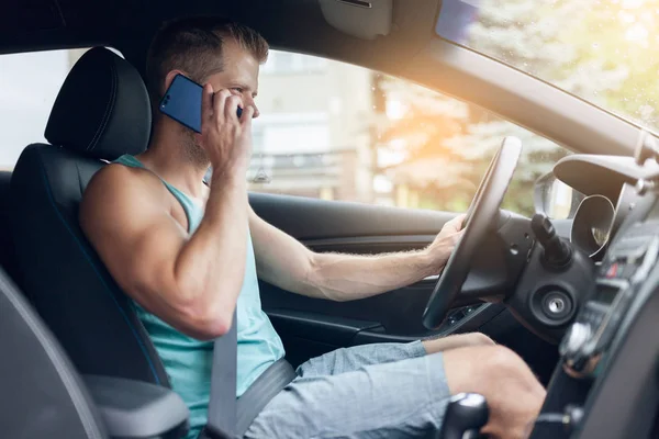 Motorista Descuidado Usando Seu Telefone Celular Enquanto Dirige Carro — Fotografia de Stock
