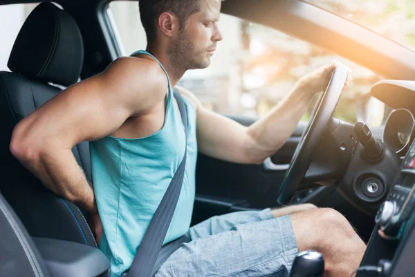 Adamla Arabada Uzun Bir Sürücü Sonra Sırt Ağrısı — Stok fotoğraf