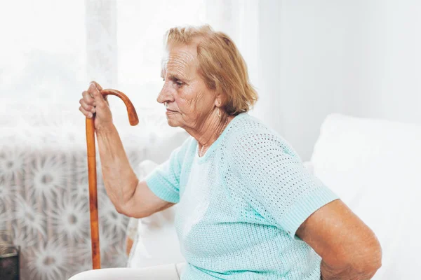 Donna Anziana Negli Anni Con Bastone Passeggio — Foto Stock