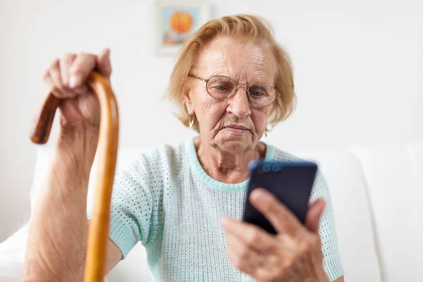 Mujer Mayor Con Gafas Bastón Usando Teléfono Móvil — Foto de Stock