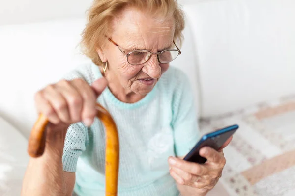 Пожилая Женщина Очках Трости Помощью Мобильного Телефона — стоковое фото