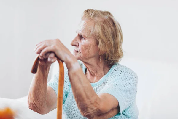 Bejaarde Vrouw Jaren Met Een Wandelstok — Stockfoto