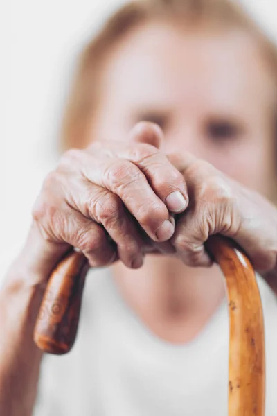 Lerin Bir Baston Ile Yaşlı Kadın — Stok fotoğraf