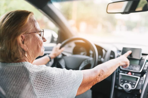 Mulher Idosa Atrás Volante Carro Usando Seu Satnav — Fotografia de Stock