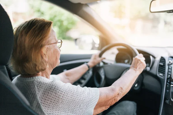 Mujer Mayor Detrás Del Volante Coche — Foto de Stock