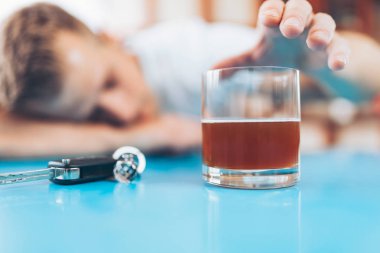 Barda sarhoş adam eve geri götürmek niyetinde