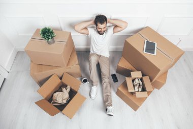 Üst Manzara. Adam yeni evine taşınıyor.