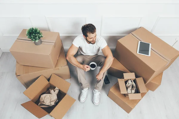 Vista Superior Homem Mudando Para Sua Nova Casa — Fotografia de Stock