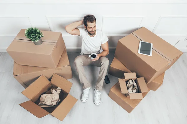 Vista Superior Homem Mudando Para Sua Nova Casa — Fotografia de Stock