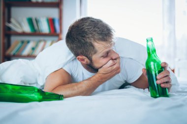 Yakışıklı delikanlı gece içme dışarı sonra sabah yatakta