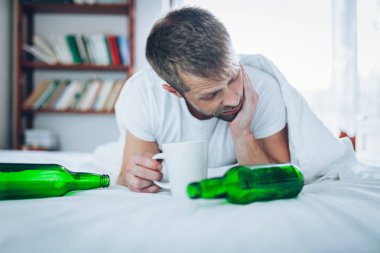 Yakışıklı delikanlı gece içme dışarı sonra sabah yatakta