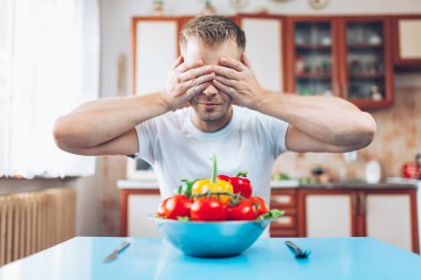 Genç adam evde sağlıklı diyet