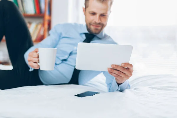 Jungunternehmer Bett Der Mit Einem Tablet Aus Seinem Hotelzimmer Arbeitet — Stockfoto