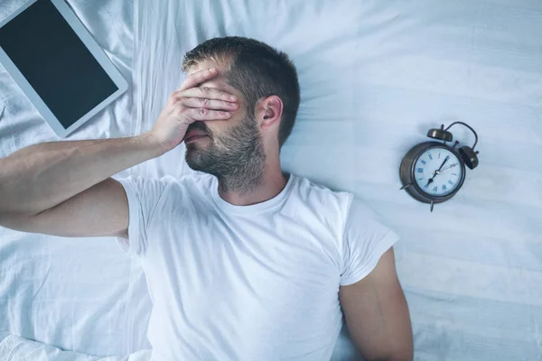 Hombre Cansado Durmiendo Cama Después Usar Tableta Digital —  Fotos de Stock