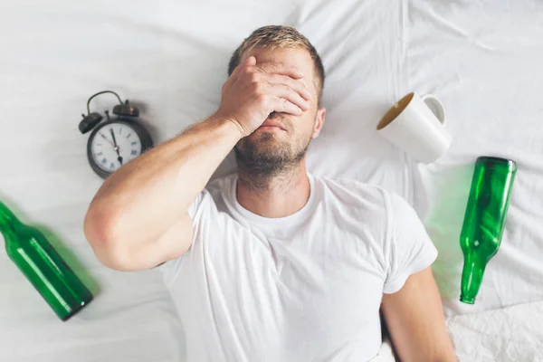 Jeune Homme Beau Lit Matin Après Nuit Boire — Photo