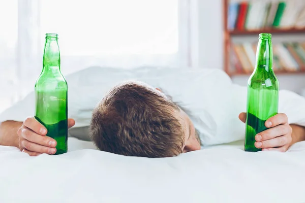 Jonge Knappe Man Bed Ochtend Avondje Uit Drinken — Stockfoto