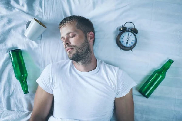 Jeune Homme Beau Lit Matin Après Nuit Boire — Photo