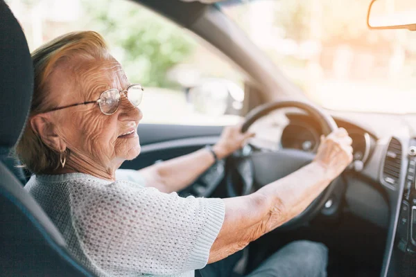Пожилая Женщина Рулем Автомобиля — стоковое фото