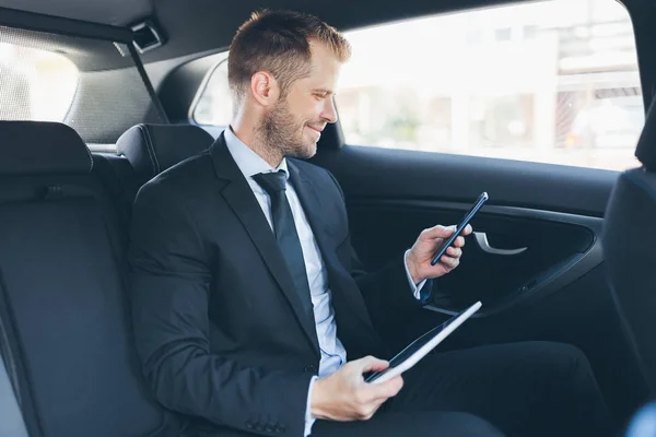 Executive Biznesmen Siedzi Tyłu Samochodu Telefon Komórkowy — Zdjęcie stockowe